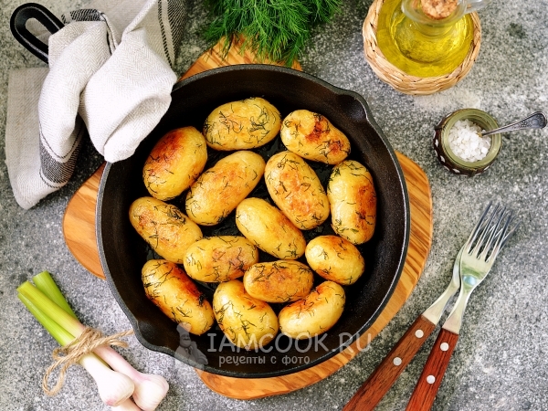 Молодой картофель с чесноком и укропом на сковороде, рецепт с фото