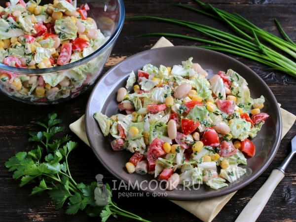 Овощной салат с фасолью и йогуртовым соусом, рецепт с фото