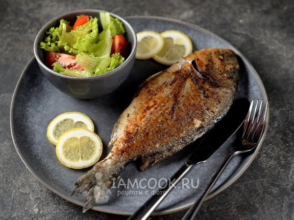 Жареная дорадо с тимьяном и чесноком, рецепт с фото