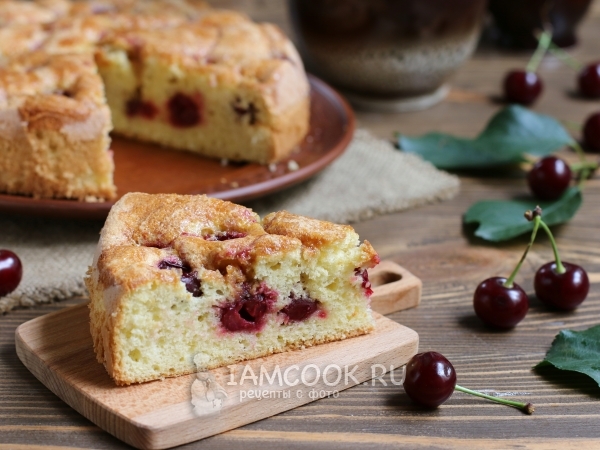 Шарлотка с вишней и домашней карамелью, рецепт с фото