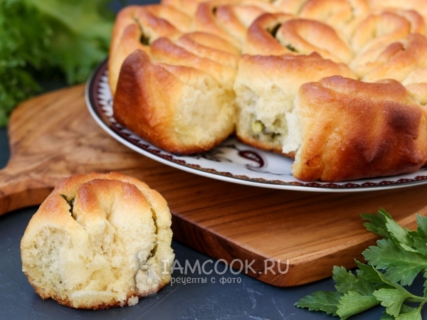 Разборный дрожжевой пирог с черемшой, рецепт с фото