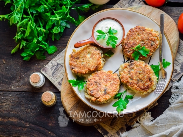 Котлеты из рыбных консервов с рисом и грибами, рецепт с фото