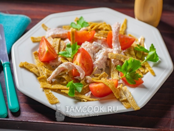 Салат с копчёной курицей и омлетом, рецепт с фото