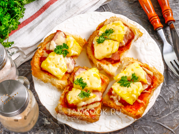 Горячие бутерброды с балыком и ананасами на сковороде, рецепт с фото