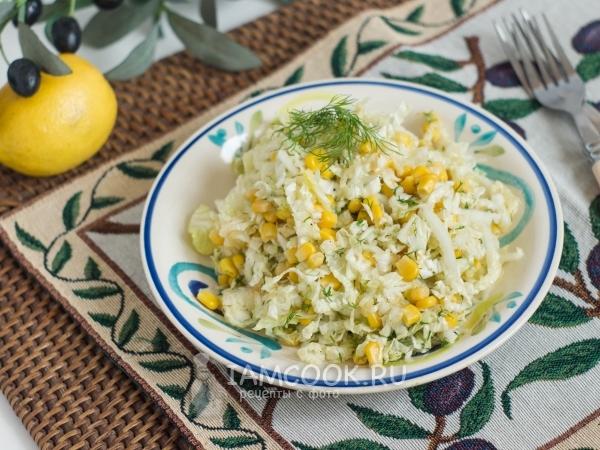 Салат с пекинской капустой, яблоком и кукурузой, рецепт с фото