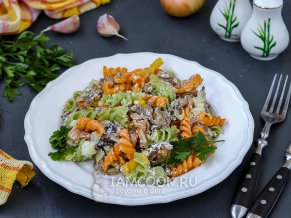 Паста фузилли с замороженными грибами в сметанном соусе, рецепт с фото