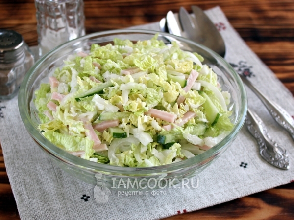 Салат «Скороспелка» с капустой и колбасой, рецепт с фото