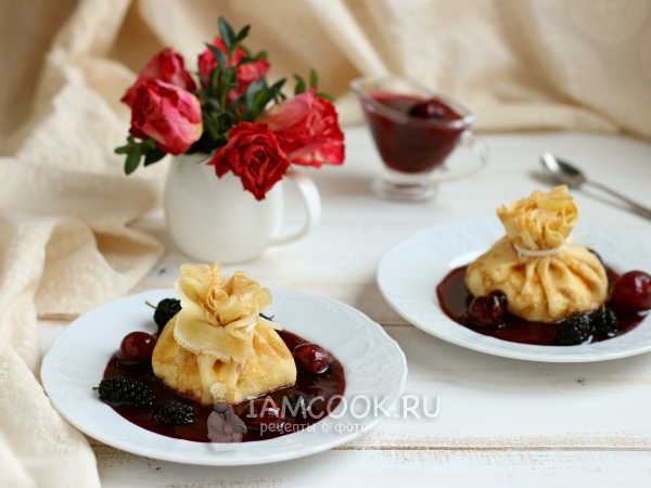 Блинные мешочки с маскарпоне и ягодным соусом, рецепт с фото