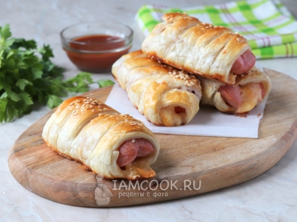 Сосиски с сыром в слоеном тесте, рецепт с фото