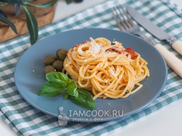 Спагетти в помидорном соусе с базиликом, рецепт с фото