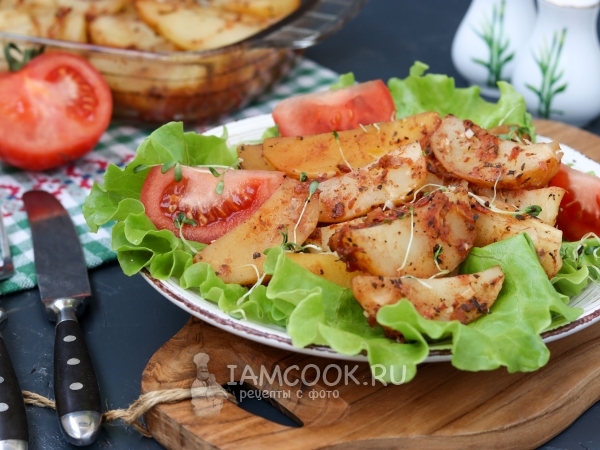 Картофель, запечённый в помидорном соусе, рецепт с фото