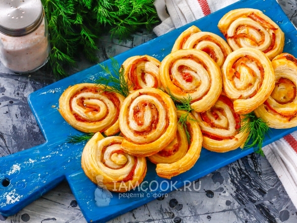 Улитки из слоеного теста с беконом, рецепт с фото
