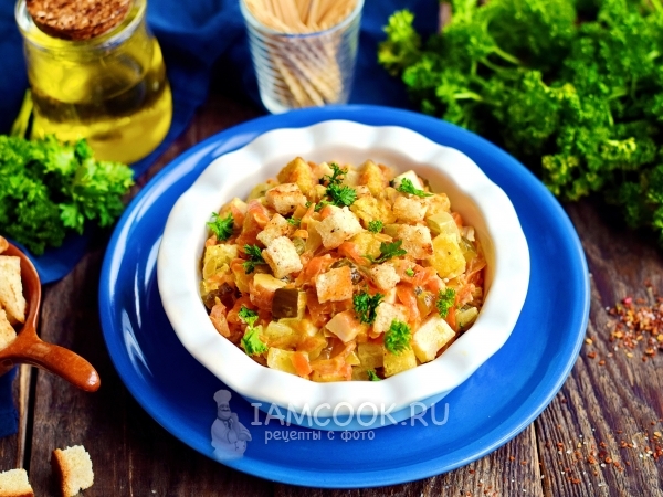 Салат «Обжорка» с копченой курицей и сухариками, рецепт с фото