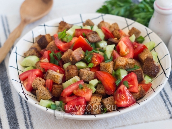 Салат с помидорами, огурцами и сухариками, рецепт с фото