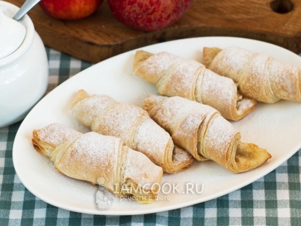 Рогалики из слоеного теста с яблоками, рецепт с фото