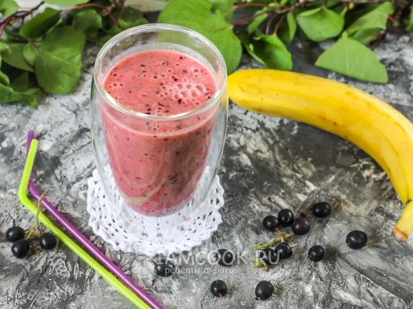 Молочный смузи с черной смородиной и бананом, рецепт с фото
