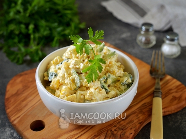 Салат из вареной кукурузы с огурцами, яйцами и сыром, рецепт с фото