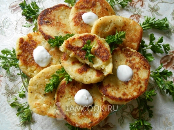 Оладьи из картофельного пюре с творогом, зеленью и чесноком, рецепт с фото