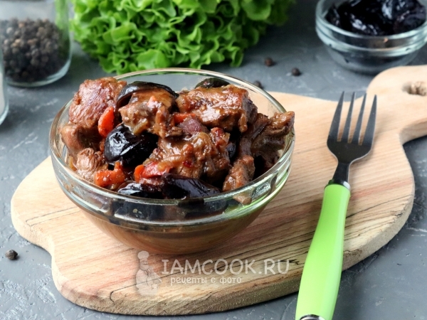 Тушеная говядина с черносливом с вином, рецепт с фото