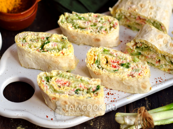 Рулет из лаваша с крабовыми палочками и огурцами, рецепт с фото