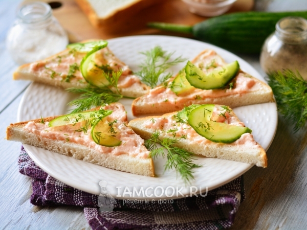 Бутерброды с икрой мойвы и свежим огурцом, рецепт с фото