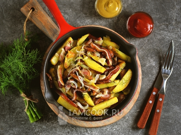 Жареная картошка с копчеными свиными ушками, рецепт с фото