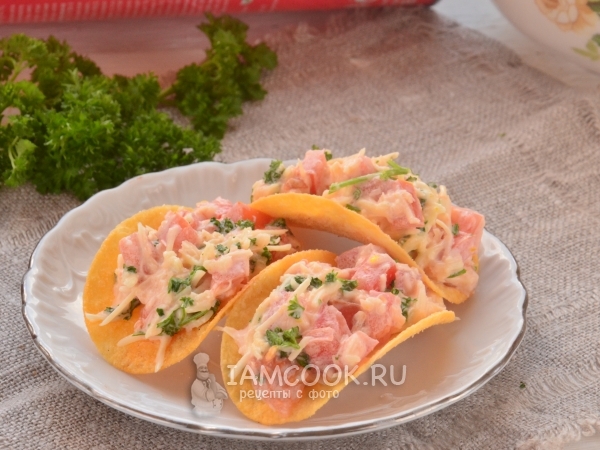 Закуска на чипсах с помидорами, рецепт с фото