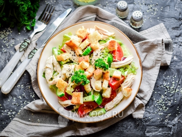 Салат с курицей, помидорами, огурцами и сухариками, рецепт с фото