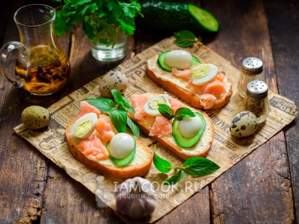 Бутерброды с перепелиными яйцами и семгой, рецепт с фото