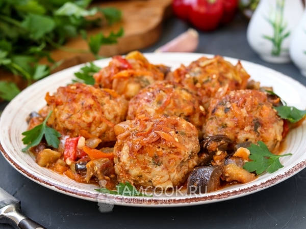 Тефтели с макаронами в овощном соусе, рецепт с фото