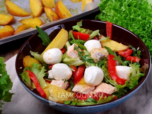 Картофельный салат с печеным перцем и курицей, рецепт с фото