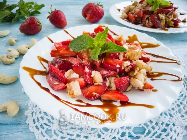 Салат из клубники и банана, рецепт с фото