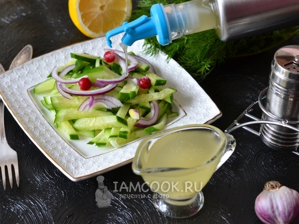 Постная чесночная заправка для салатов, рецепт с фото