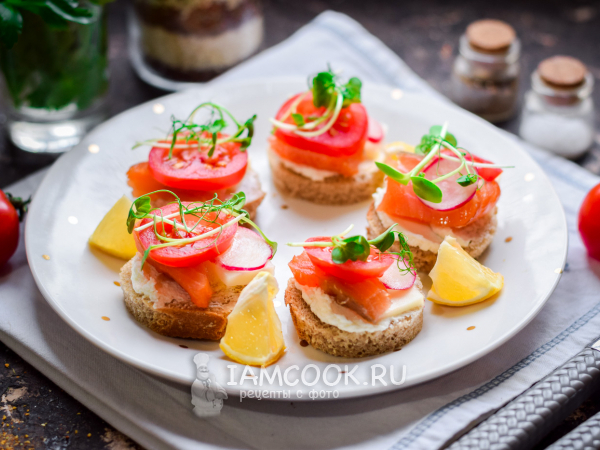 Канапе с копченой семгой, рецепт с фото