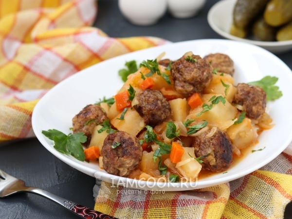 Рагу с картошкой, пекинской капустой и фрикадельками, рецепт с фото