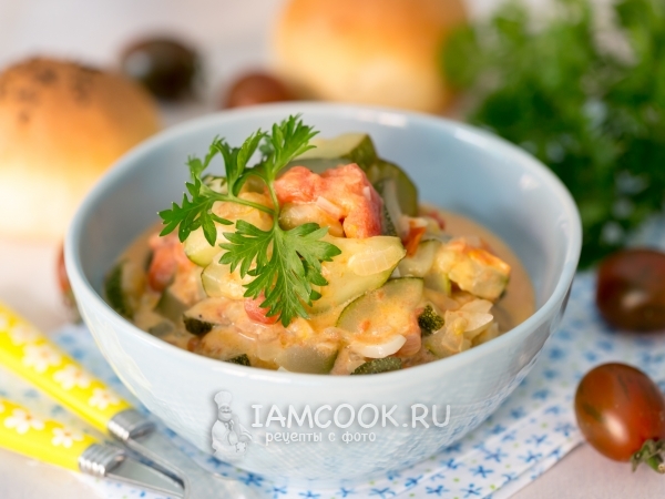 Цукини с помидорами, тушенные со сметаной, рецепт с фото