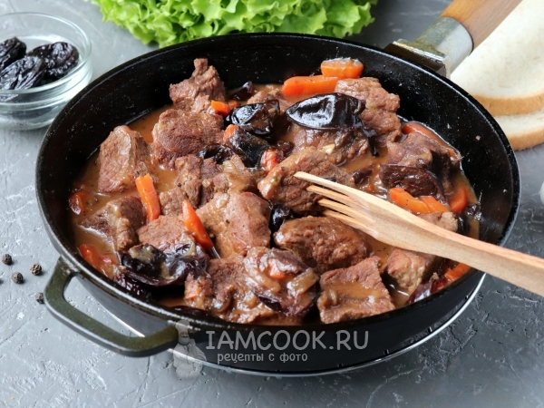 Тушеная говядина с черносливом на сковороде, рецепт с фото