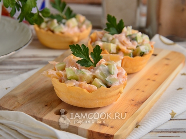 Тарталетки с икрой мойвы и огурцом, рецепт с фото