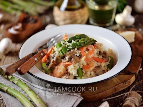 Ризотто со спаржей, грибами и креветками, рецепт с фото