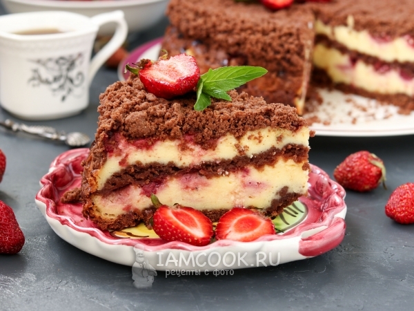 Пирог с шоколадной крошкой, творогом и клубникой, рецепт с фото