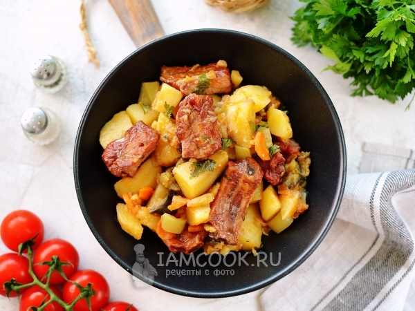 Тушеные копченые ребра с картошкой в сковороде, рецепт с фото