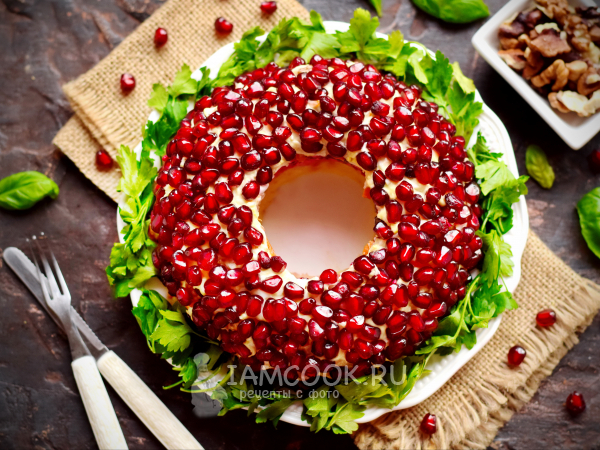 Салат «Гранатовый браслет» с курицей и грибами, рецепт с фото