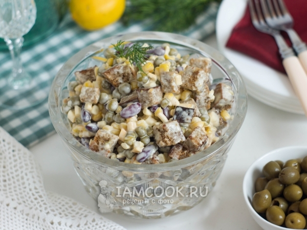 Салат копченый, праздничный, с сухариками и сыром, рецепт с фото