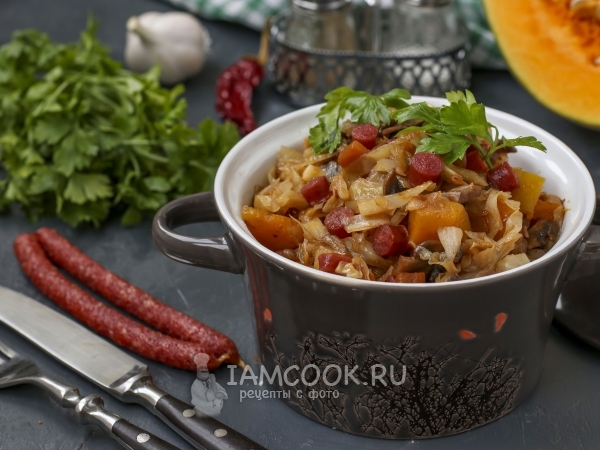 Тушёная капуста с тыквой, грибами и колбасками, рецепт с фото