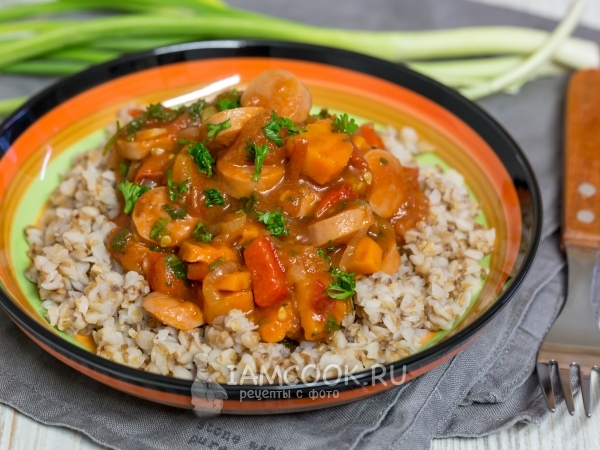 Пряная томатная подлива с сосисками и овощами, рецепт с фото