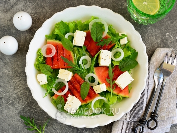 Салат с арбузом, мягким сыром и рукколой, рецепт с фото