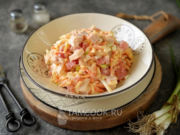 Салат с копченой курицей, корейской морковью, сыром и яйцами, рецепт с фото