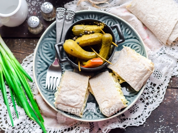 Рулет из лаваша с курицей, яйцами и соленым огурцом, рецепт с фото