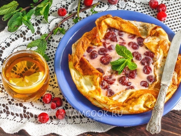 Блинная галета с вишней и сметаной, рецепт с фото