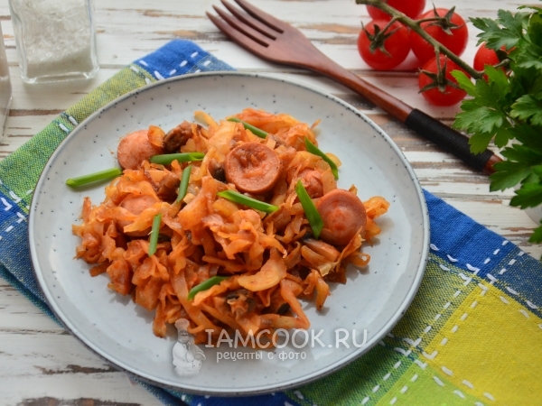 Тушеная капуста с сосисками и грибами, рецепт с фото